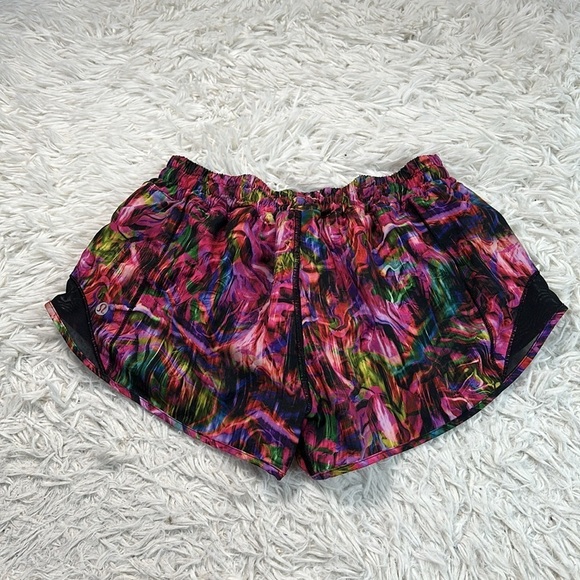 Lululemon Hotty Hot Low Rise Short 2.5" Hyper Flow Pink Multi / Black - Picture 5 of 6